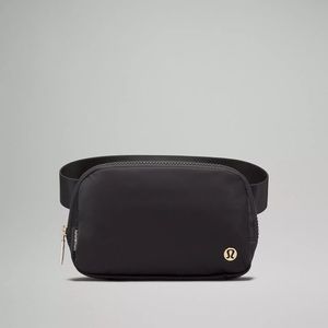 lululemon • belt bag (black/gold)